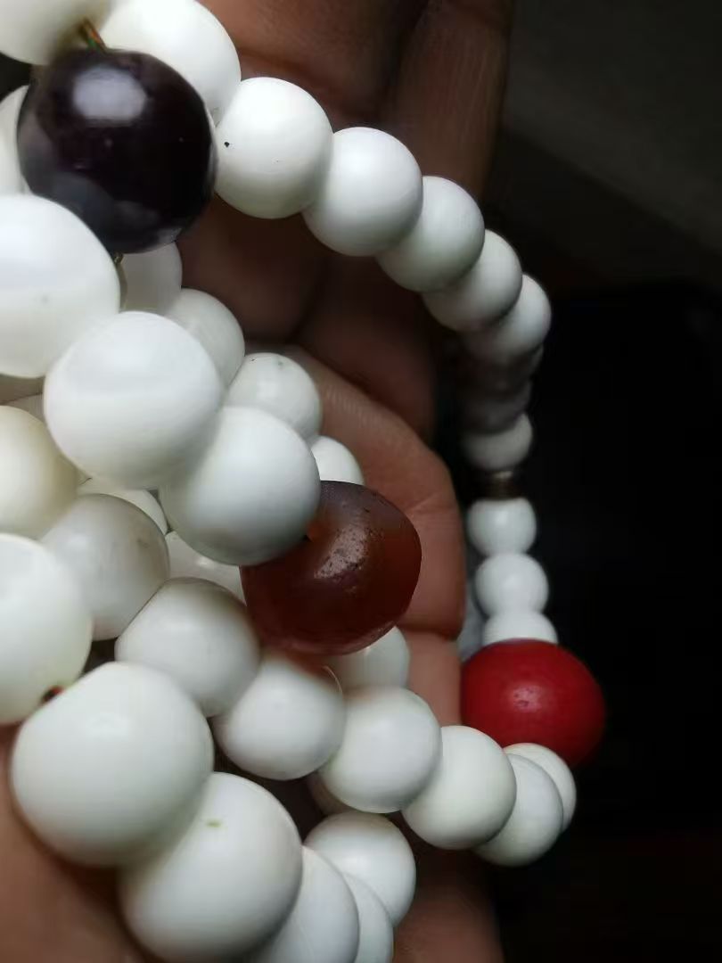 13893 Tibetan Antique Conch 108-Bead Mala with Old Garnet, Old Glass Buddha Head, and Old Meteorite Gawu Box Pendant藏传老砗车108佛珠搭配老石榴石老琉璃佛头老天铁噶乌盒吊坠