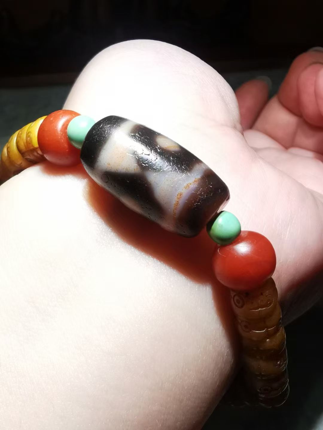 13799 Tibetan Old Qin Cinnabar Agate Three-Eyed Dzi Bead Bracelet with Baoshan South Red Dot-Inscribed Ox Bone  藏传老沁朱砂玛瑙三眼天珠配保山南红点咒牛骨手串