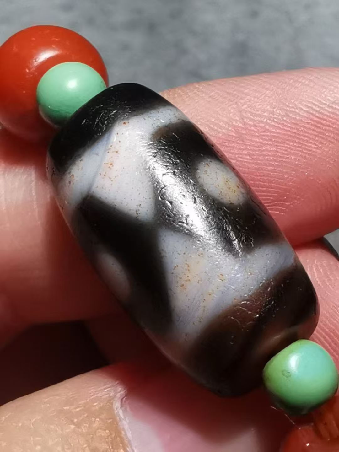 13799 Tibetan Old Qin Cinnabar Agate Three-Eyed Dzi Bead Bracelet with Baoshan South Red Dot-Inscribed Ox Bone  藏传老沁朱砂玛瑙三眼天珠配保山南红点咒牛骨手串