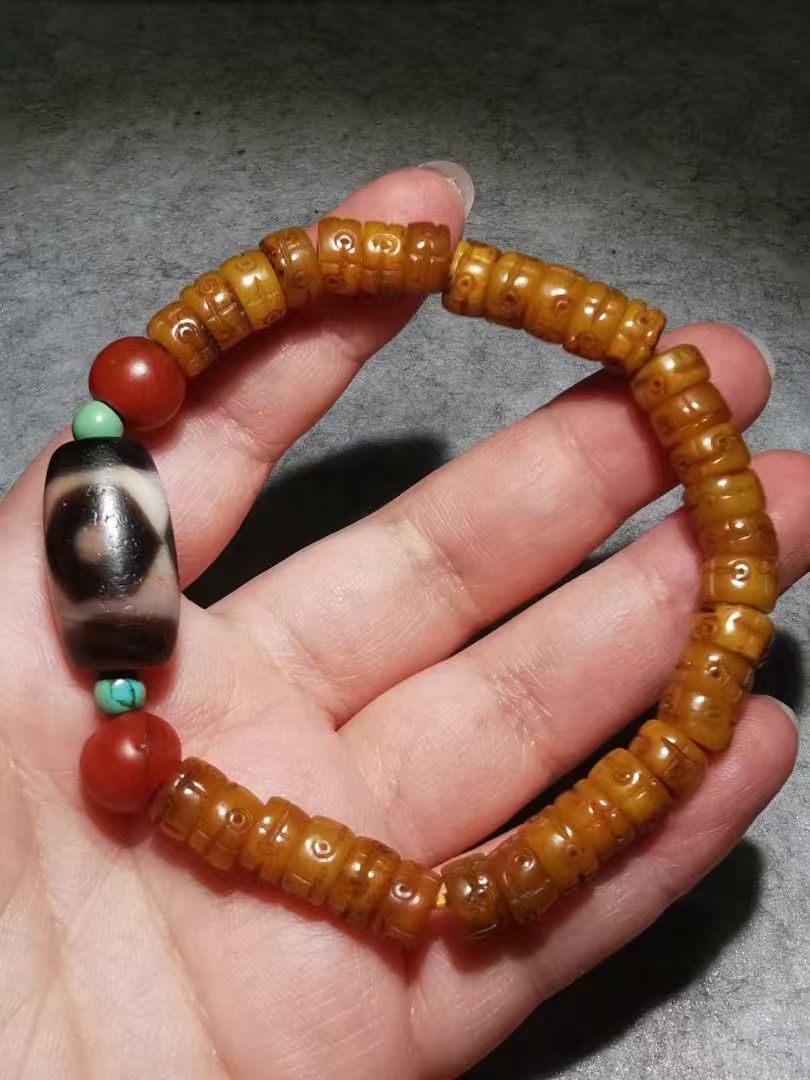 13799 Tibetan Old Qin Cinnabar Agate Three-Eyed Dzi Bead Bracelet with Baoshan South Red Dot-Inscribed Ox Bone  藏传老沁朱砂玛瑙三眼天珠配保山南红点咒牛骨手串