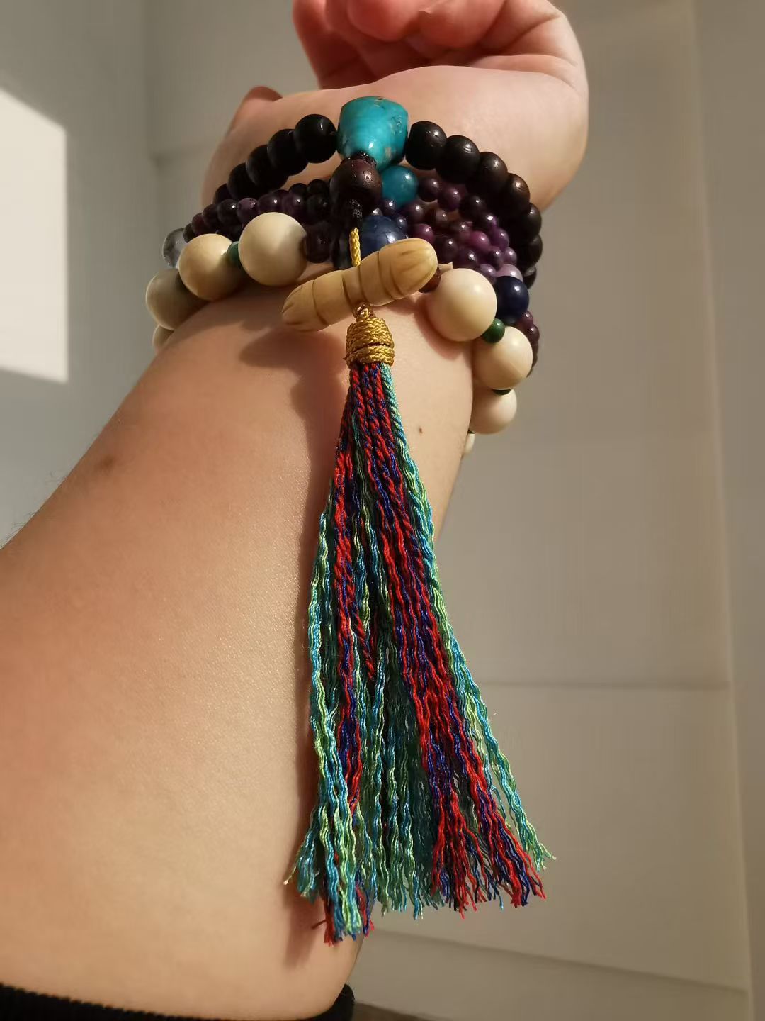 15364-888  Tibetan-style old rosewood with old turquoise beads featuring the three-way connector and ‘seafood’ top bead – high-grade white-backed cloud design with a classic, elegant texture  藏传老紫檀配老绿松说三通海鲜顶珠老高级白背云古雅质感显格调🌿