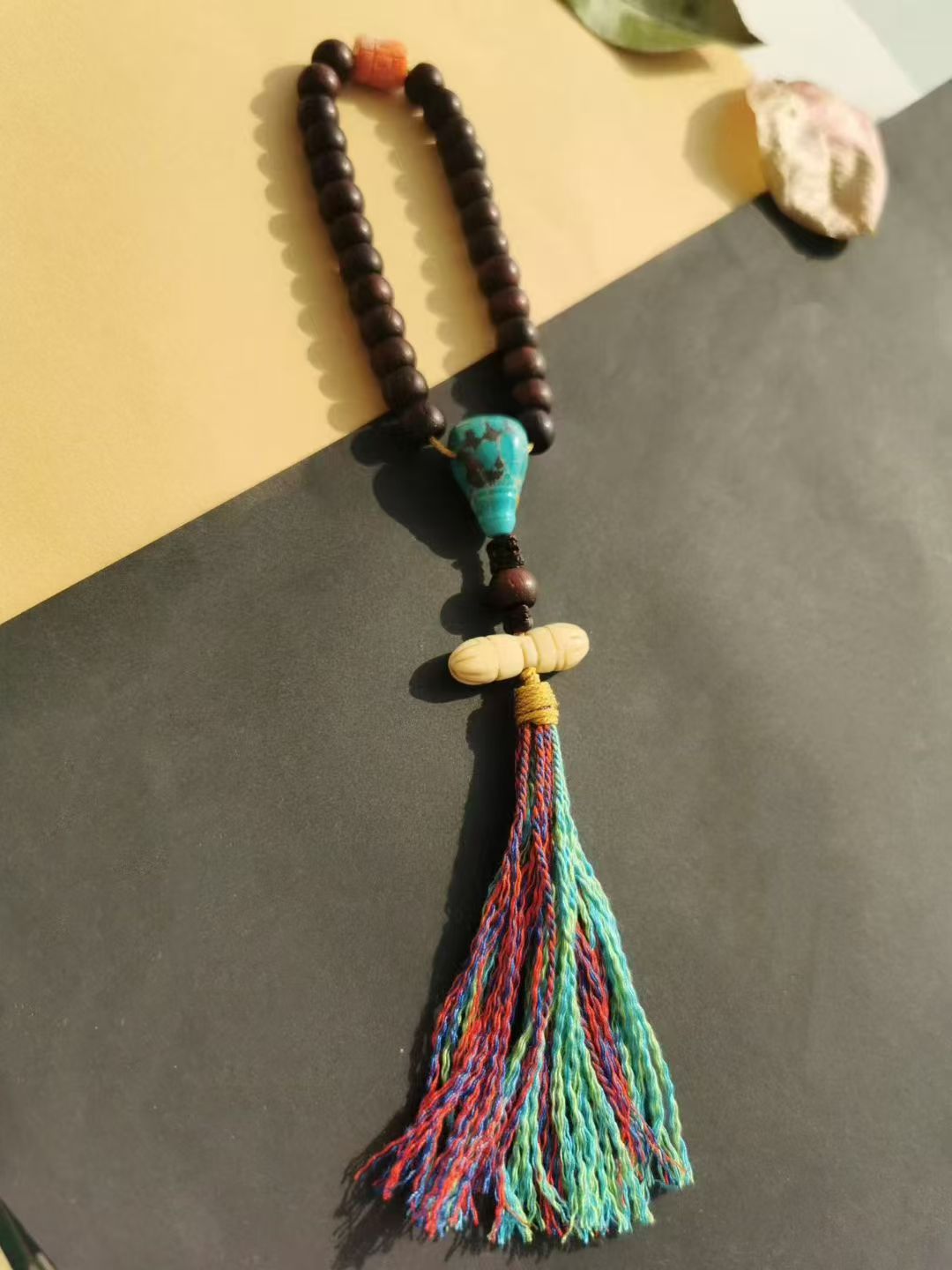 15364-888  Tibetan-style old rosewood with old turquoise beads featuring the three-way connector and ‘seafood’ top bead – high-grade white-backed cloud design with a classic, elegant texture  藏传老紫檀配老绿松说三通海鲜顶珠老高级白背云古雅质感显格调🌿