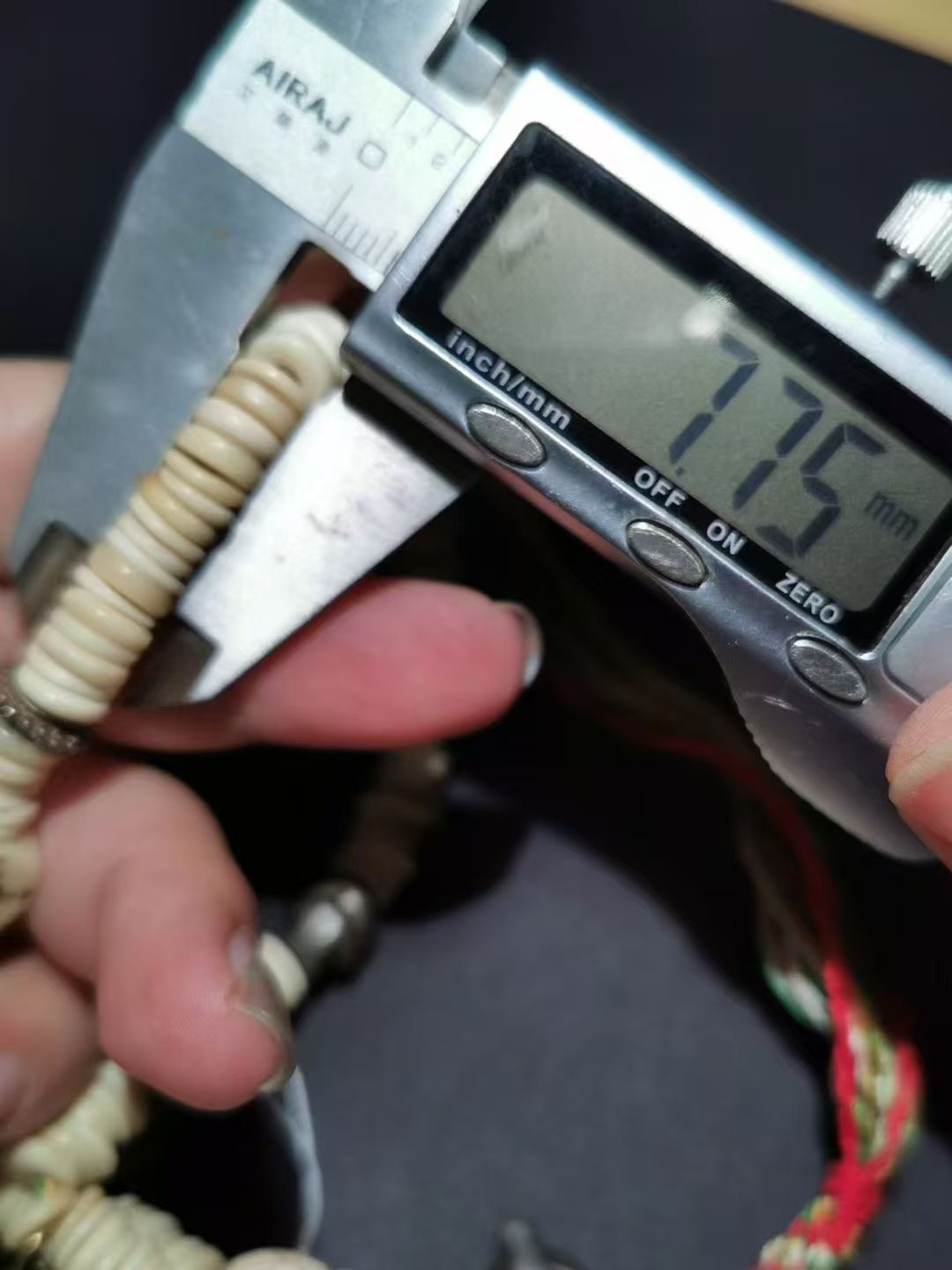 15345-2688    Old High-Grade Tibetan White 108 Beads with Old Turquoise, Southern Red Medicine Buddha Top Bead, Old Lapis Lazuli Armor Bead, Old Black Stone Spacer, and Shitoulin Master Three-Piece Connector藏传老高级白108手持配老绿松南红药师顶珠老青金圣甲老黑石卡子老高级白骰子、尸陀林主三通