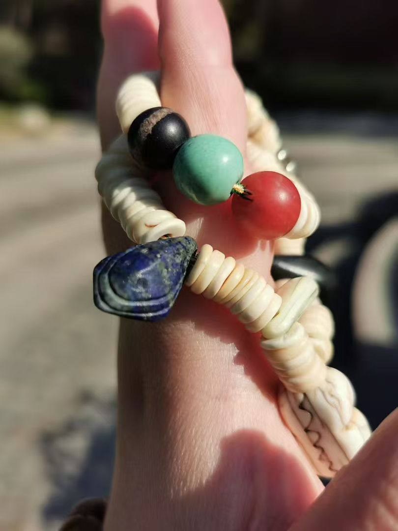 15345-2688    Old High-Grade Tibetan White 108 Beads with Old Turquoise, Southern Red Medicine Buddha Top Bead, Old Lapis Lazuli Armor Bead, Old Black Stone Spacer, and Shitoulin Master Three-Piece Connector藏传老高级白108手持配老绿松南红药师顶珠老青金圣甲老黑石卡子老高级白骰子、尸陀林主三通