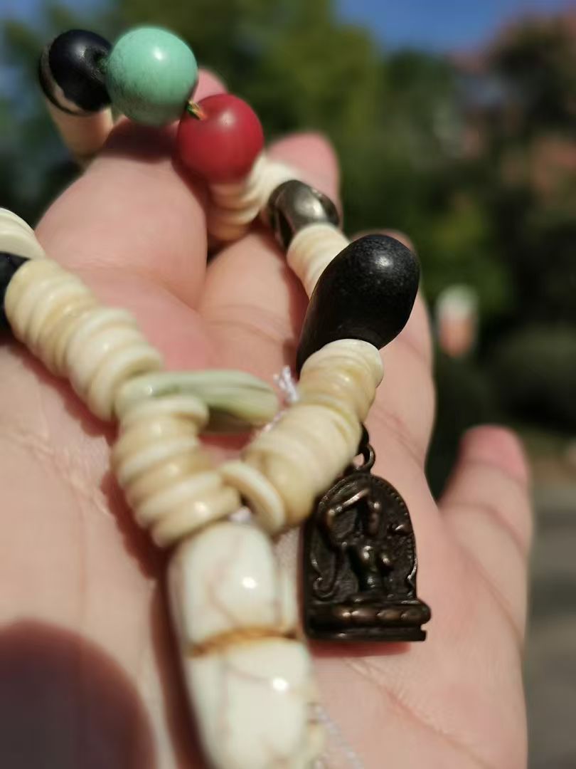 15345-2688    Old High-Grade Tibetan White 108 Beads with Old Turquoise, Southern Red Medicine Buddha Top Bead, Old Lapis Lazuli Armor Bead, Old Black Stone Spacer, and Shitoulin Master Three-Piece Connector藏传老高级白108手持配老绿松南红药师顶珠老青金圣甲老黑石卡子老高级白骰子、尸陀林主三通