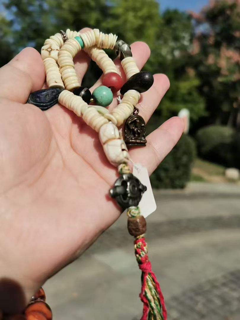 15345-2688    Old High-Grade Tibetan White 108 Beads with Old Turquoise, Southern Red Medicine Buddha Top Bead, Old Lapis Lazuli Armor Bead, Old Black Stone Spacer, and Shitoulin Master Three-Piece Connector藏传老高级白108手持配老绿松南红药师顶珠老青金圣甲老黑石卡子老高级白骰子、尸陀林主三通