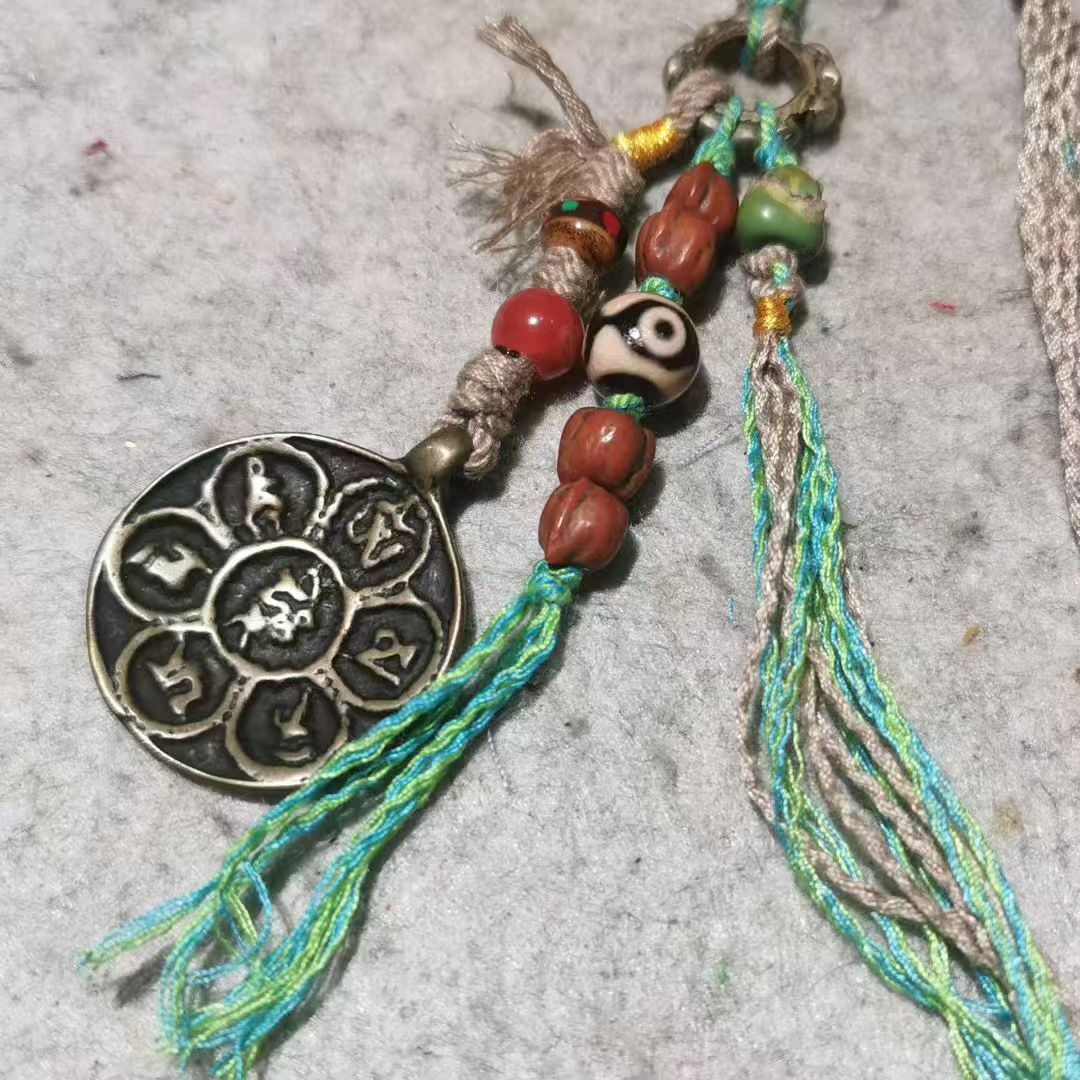 15016   Tibetan Feng Handmade Old Lima Copper Six-Syllable Mantra Pendant with Passion Fruit Seed Dzi Bead and Bone Dice Waist Hanging 藏风手编老利马铜六字真言牌配百香籽天珠牛骨骰子腰挂