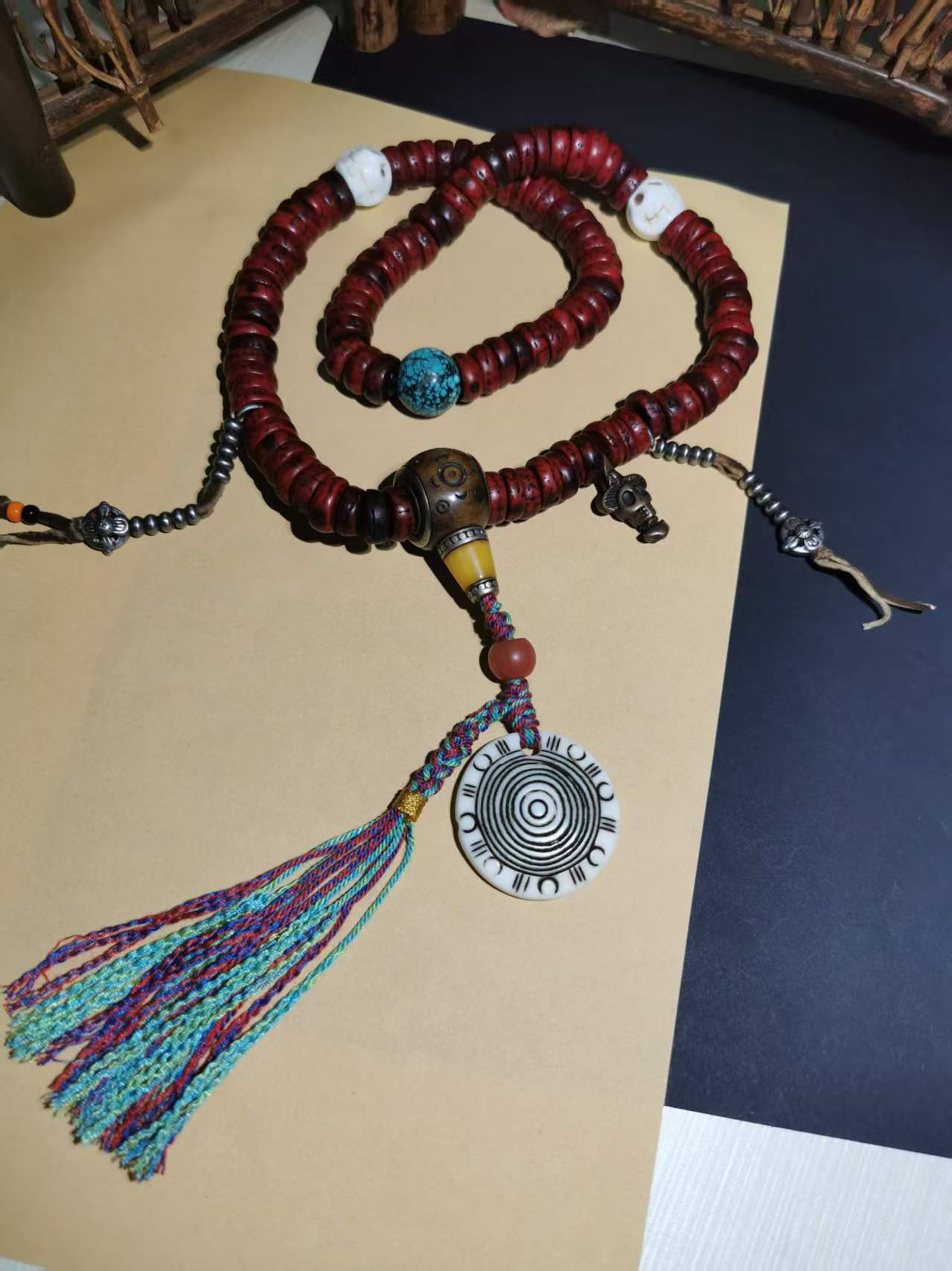 15387   Full Fortune ‖ Tibetan Old Cinnabar Offering Phoenix-Eye Bodhi Piece Beads, 108 beads with Green Pine Top Beads, Old Faluo Shituolin Pearl Waist Pearl, Reverse Cloud Old Ox Bone Buddha Head Buddha Bea 福运满贯‖藏传老朱砂供凤眼菩提片珠108子配绿松顶珠老法螺尸陀林主腰珠背云老牛骨佛头佛珠📿