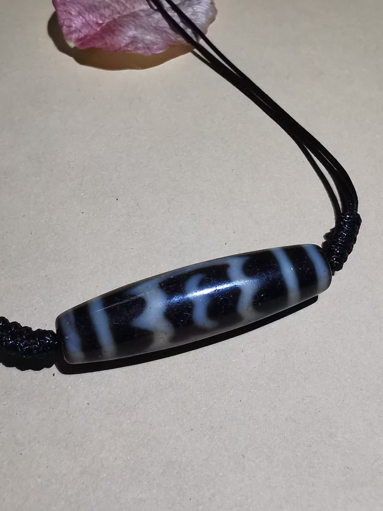 15393  Old Agate Great Roc Dzi Bead | A Tibetan Energy Talisman for Courage and Fortune 老玛瑙大鹏天珠｜勇毅纳福的藏式能量护身符🌟