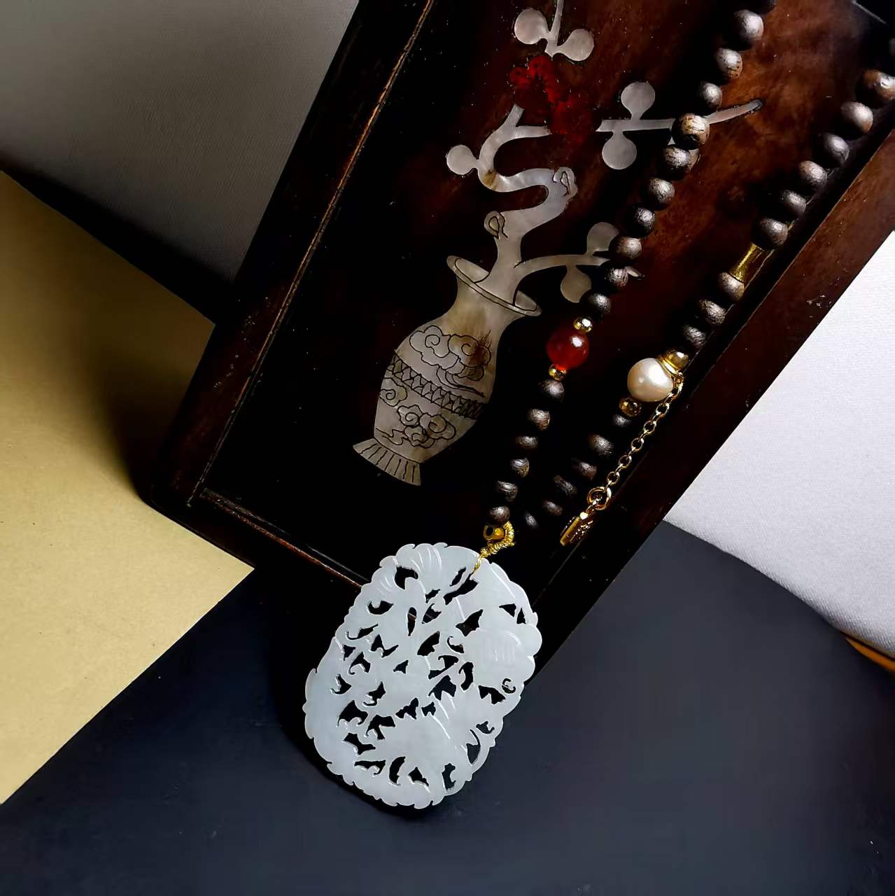 15337 Agarwood and Hetian Jade Necklace15337沉香和田玉项链