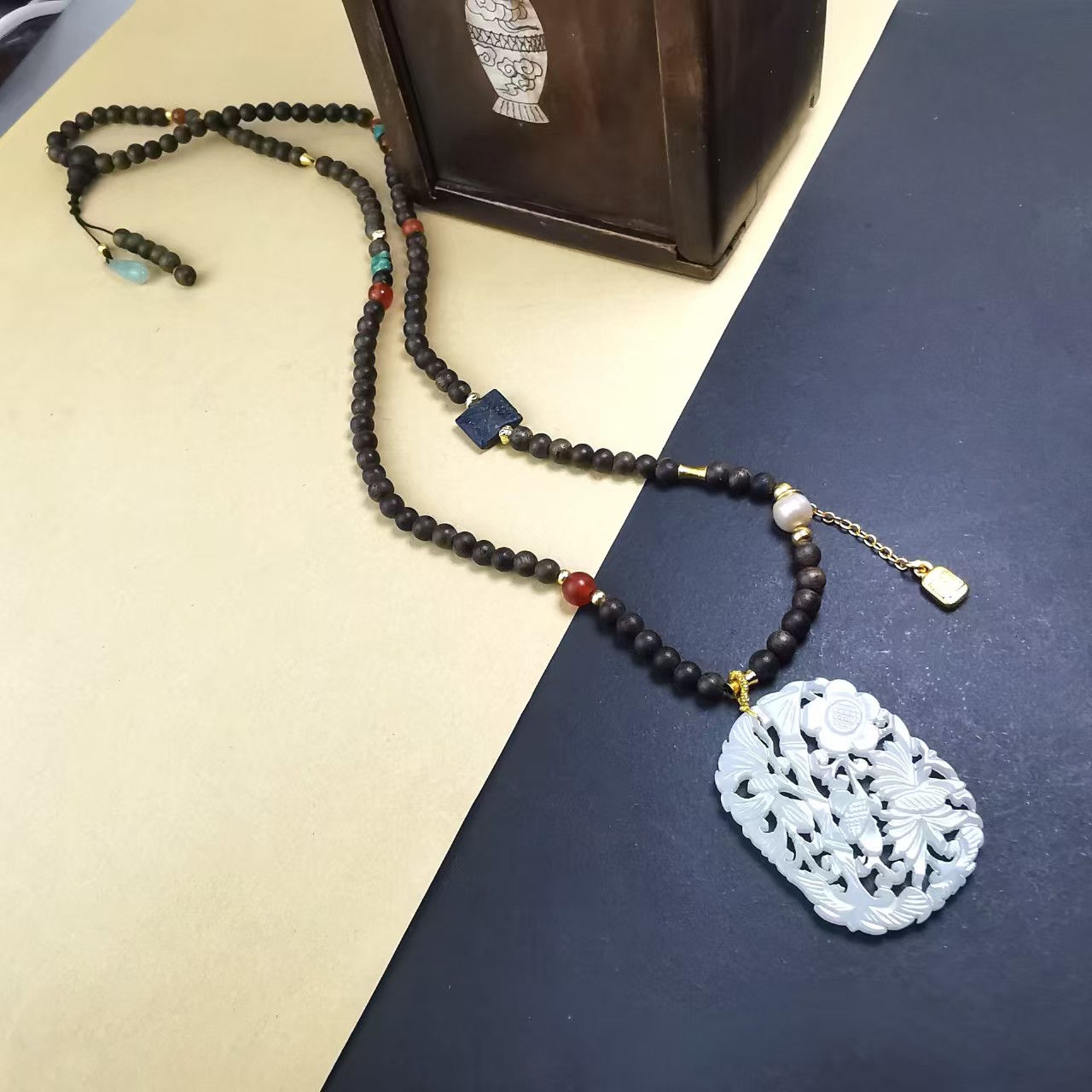 15337 Agarwood and Hetian Jade Necklace15337沉香和田玉项链