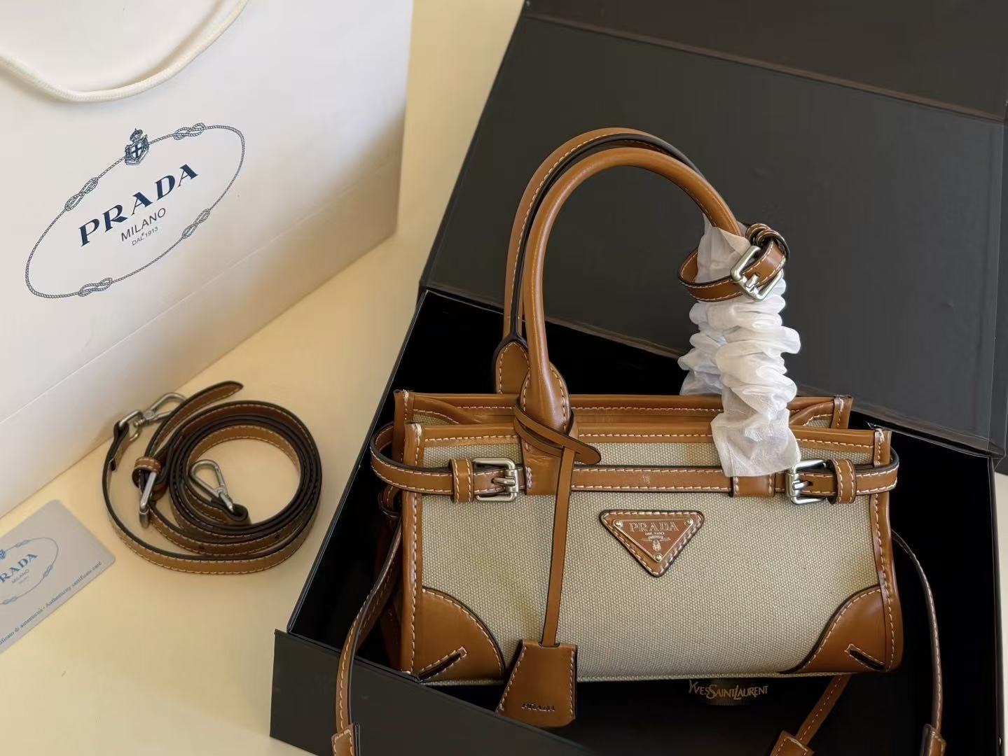  プラダ「Prada」ハンドバッグ