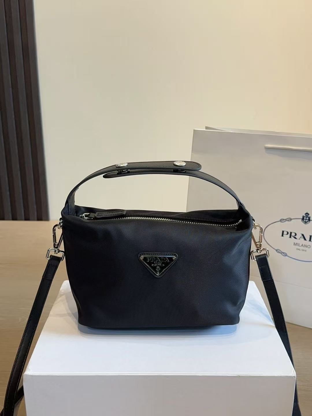 プラダ「Prada」ハンドバッグ