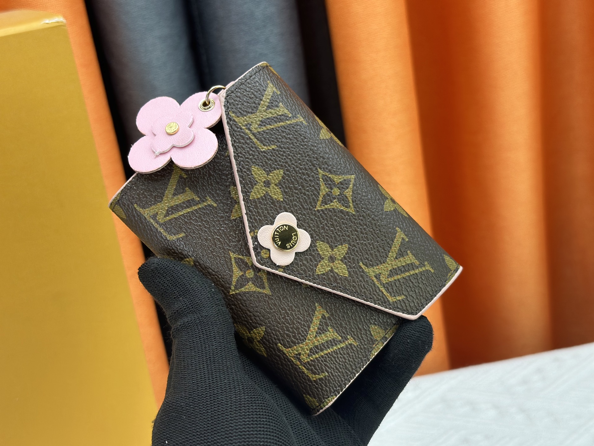  ルイ・ヴィトン「LV」ウォレット