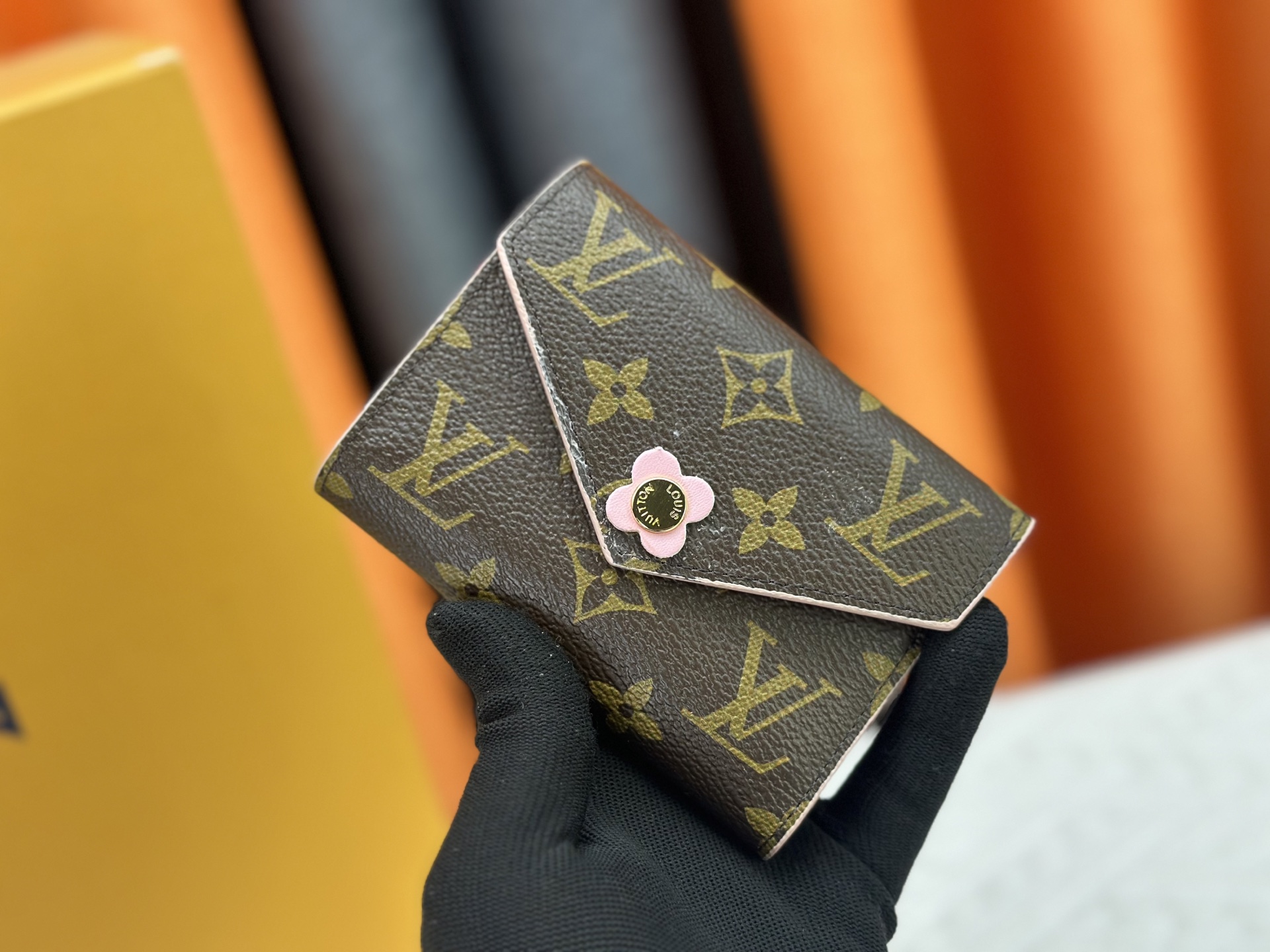 ルイ・ヴィトン「LV」ウォレット