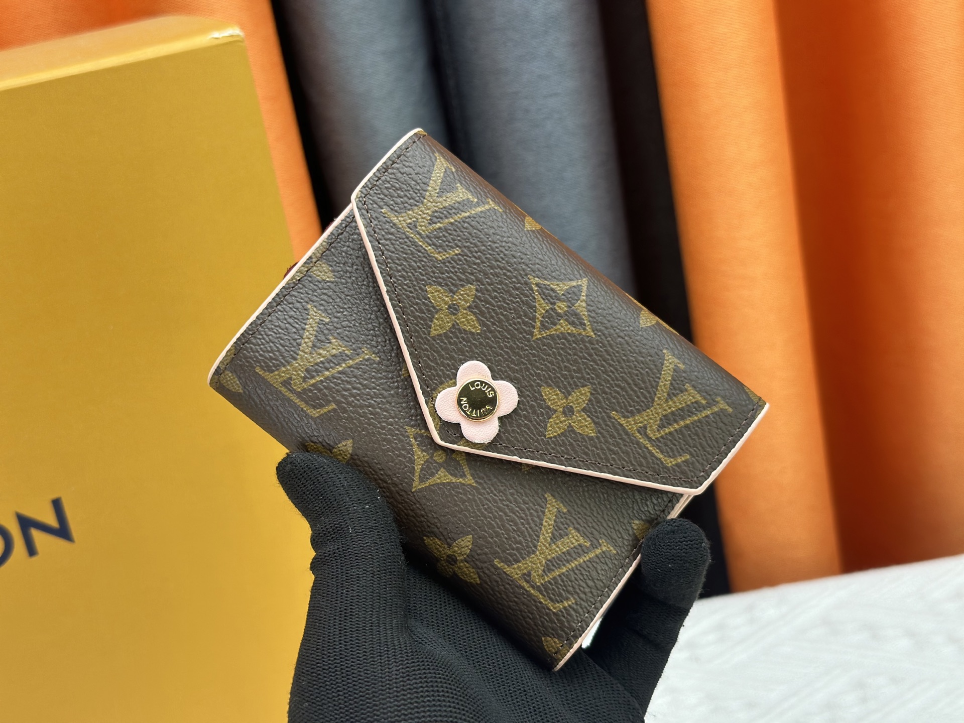 ルイ・ヴィトン「LV」ウォレット