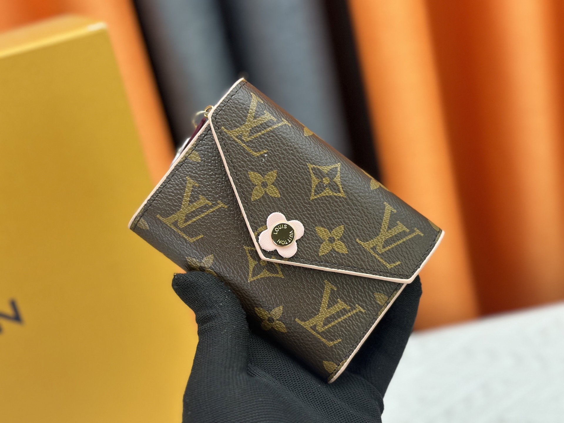 ルイ・ヴィトン「LV」ウォレット