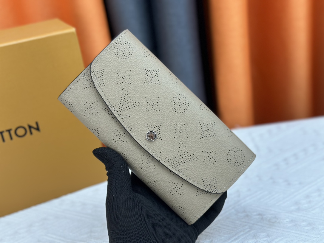 ルイ・ヴィトン「LV」ウォレット