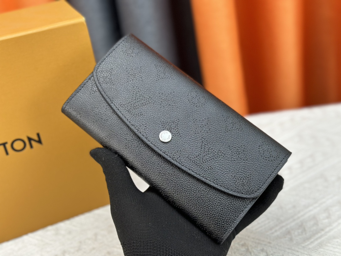 ルイ・ヴィトン「LV」ウォレット