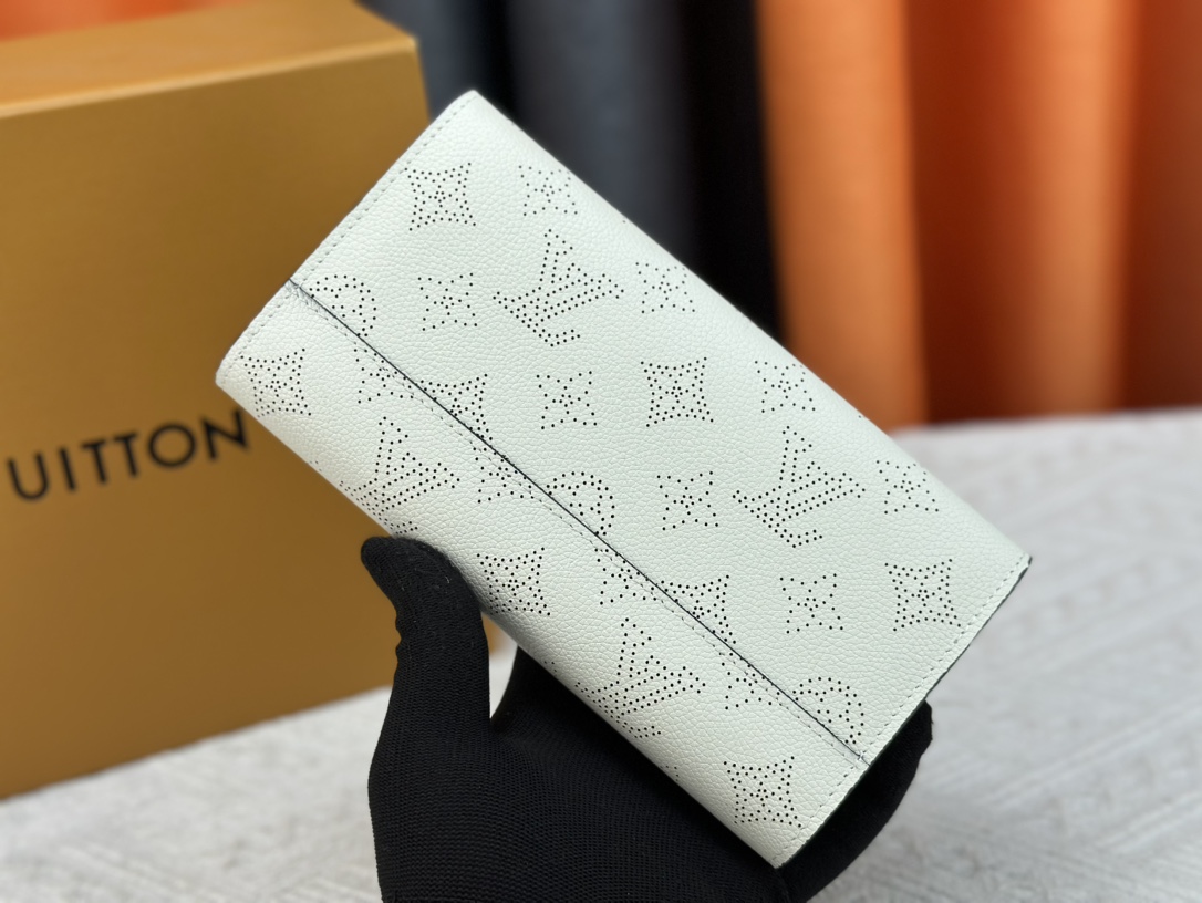 ルイ・ヴィトン「LV」ウォレット