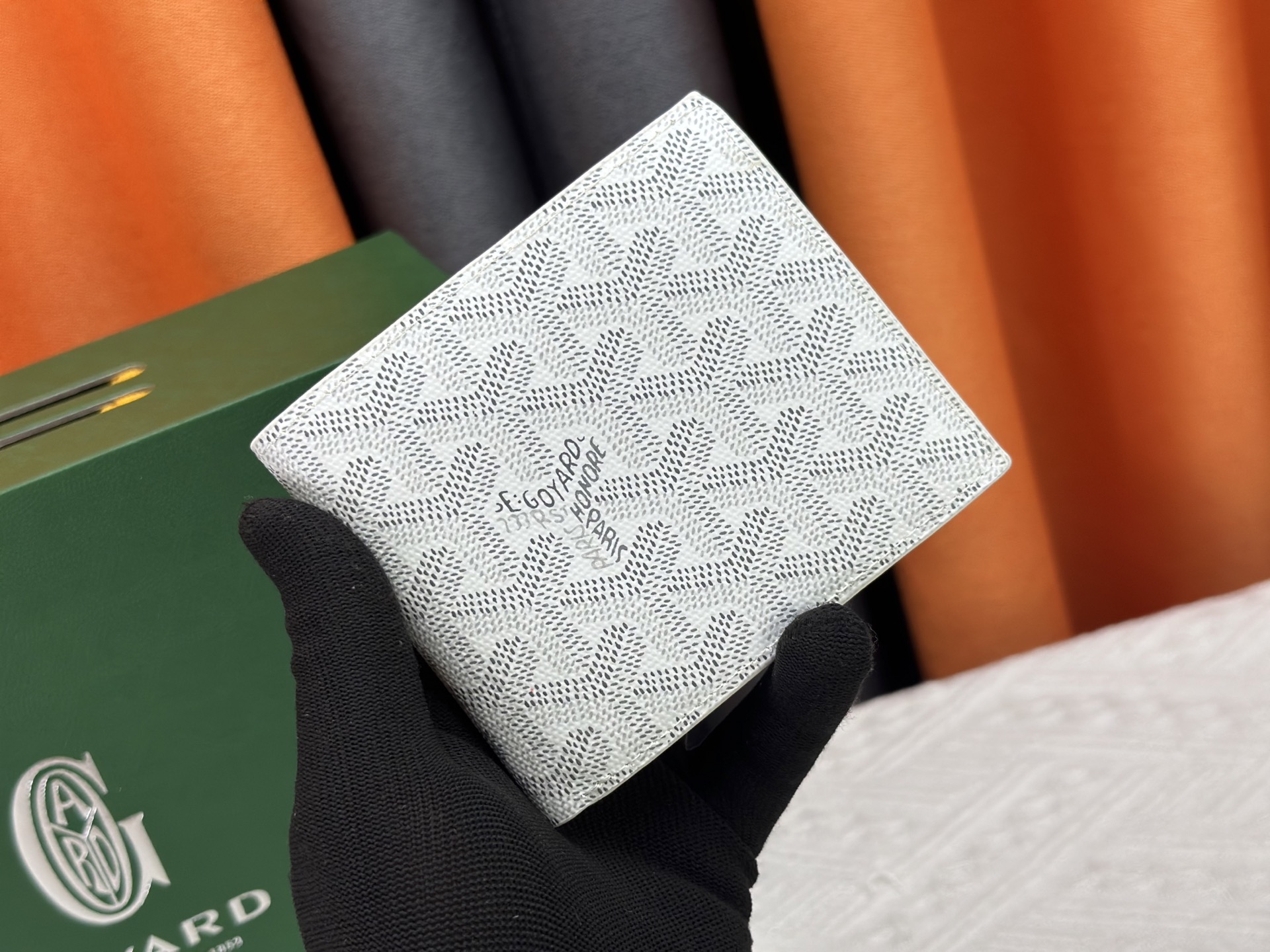 ルイ・ヴィトン「LV」ウォレット