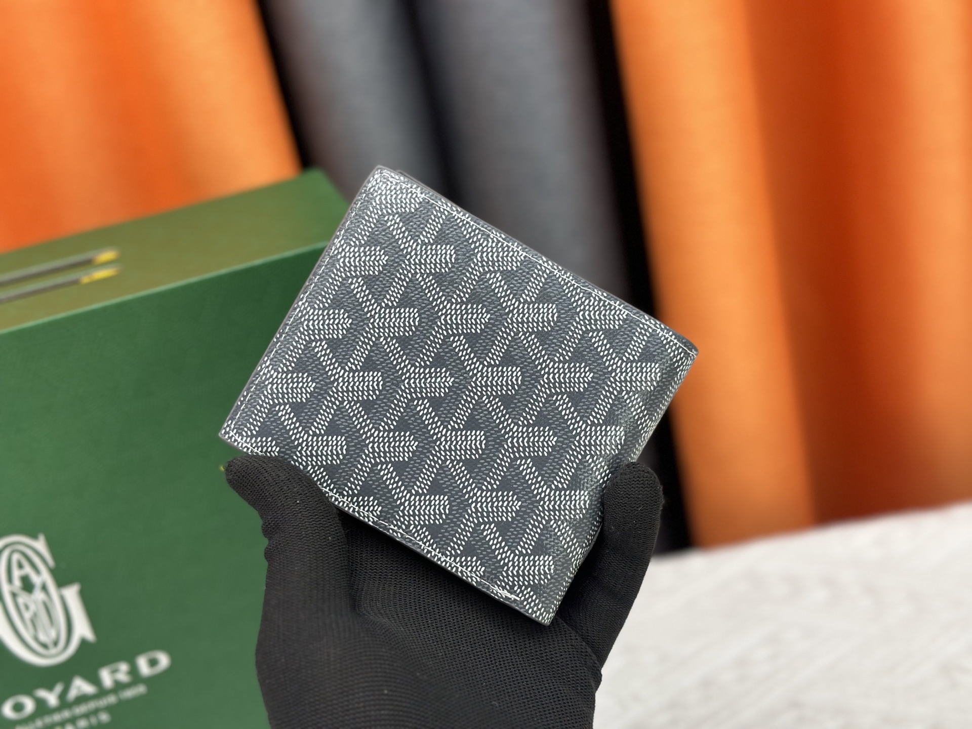 ルイ・ヴィトン「LV」ウォレット