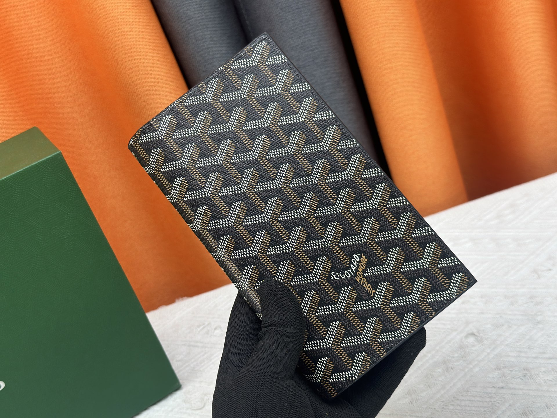 ルイ・ヴィトン「LV」ウォレット