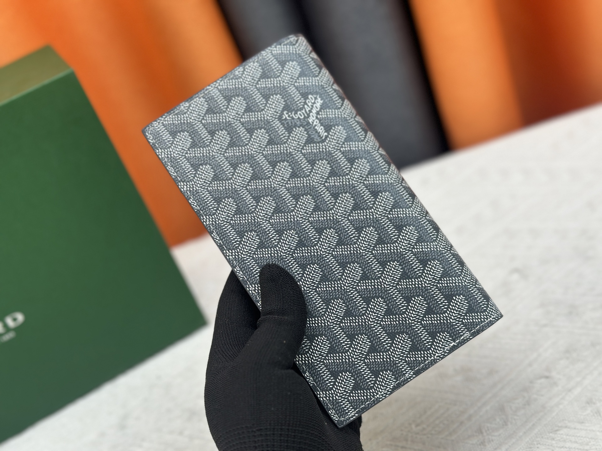 ルイ・ヴィトン「LV」ウォレット