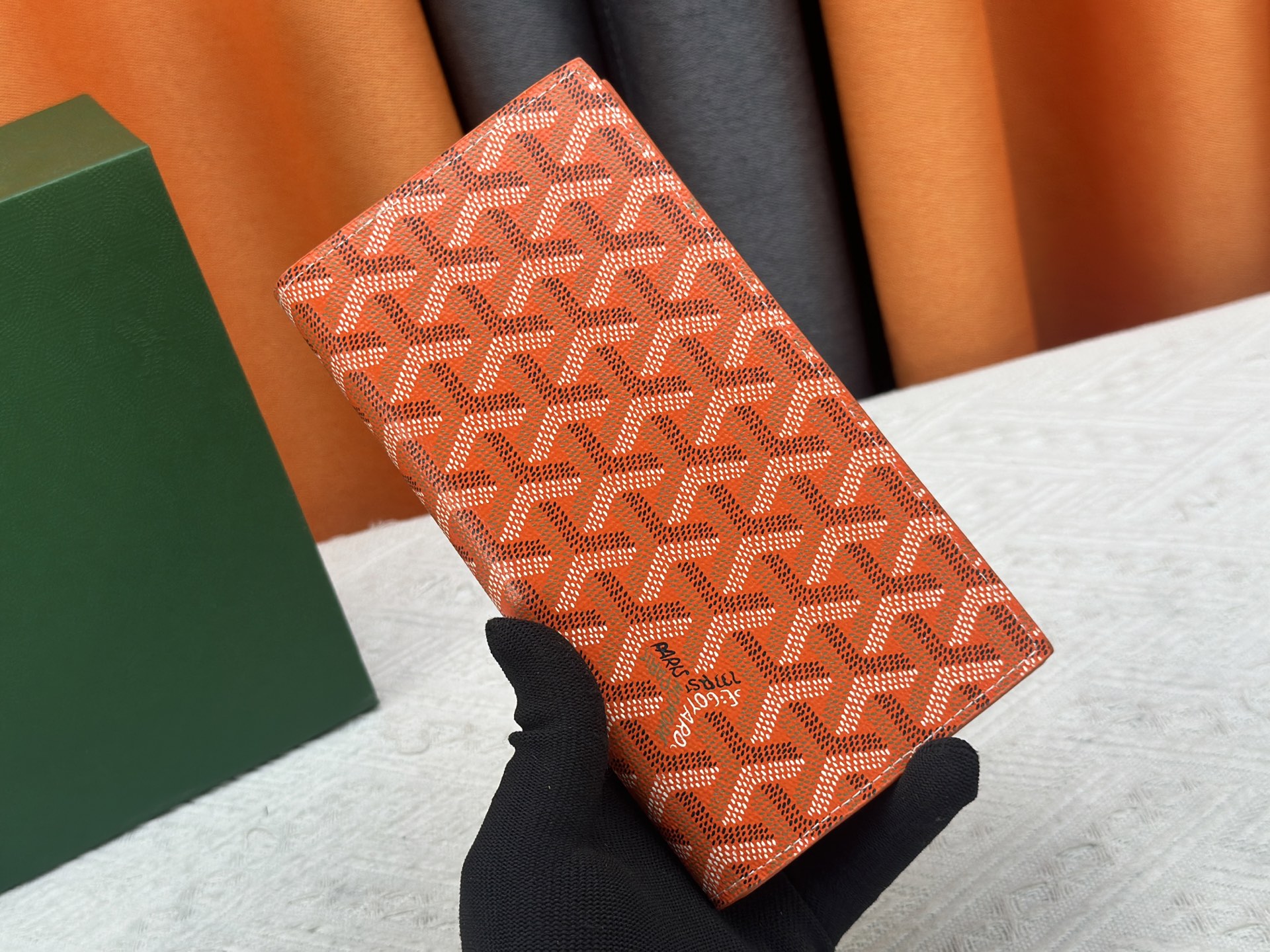 ルイ・ヴィトン「LV」ウォレット