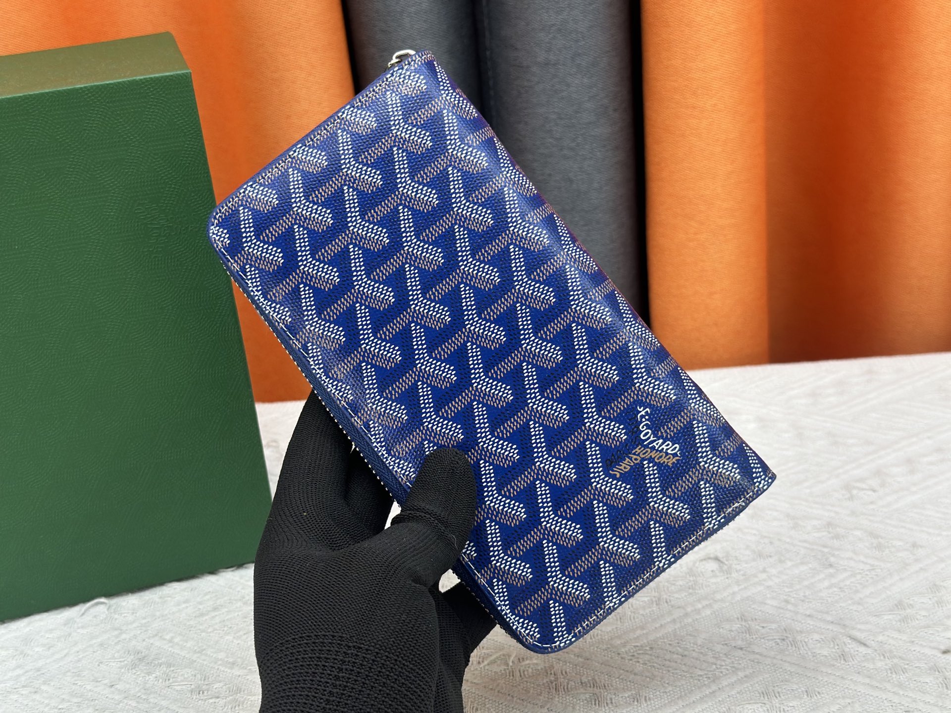 ルイ・ヴィトン「LV」ウォレット