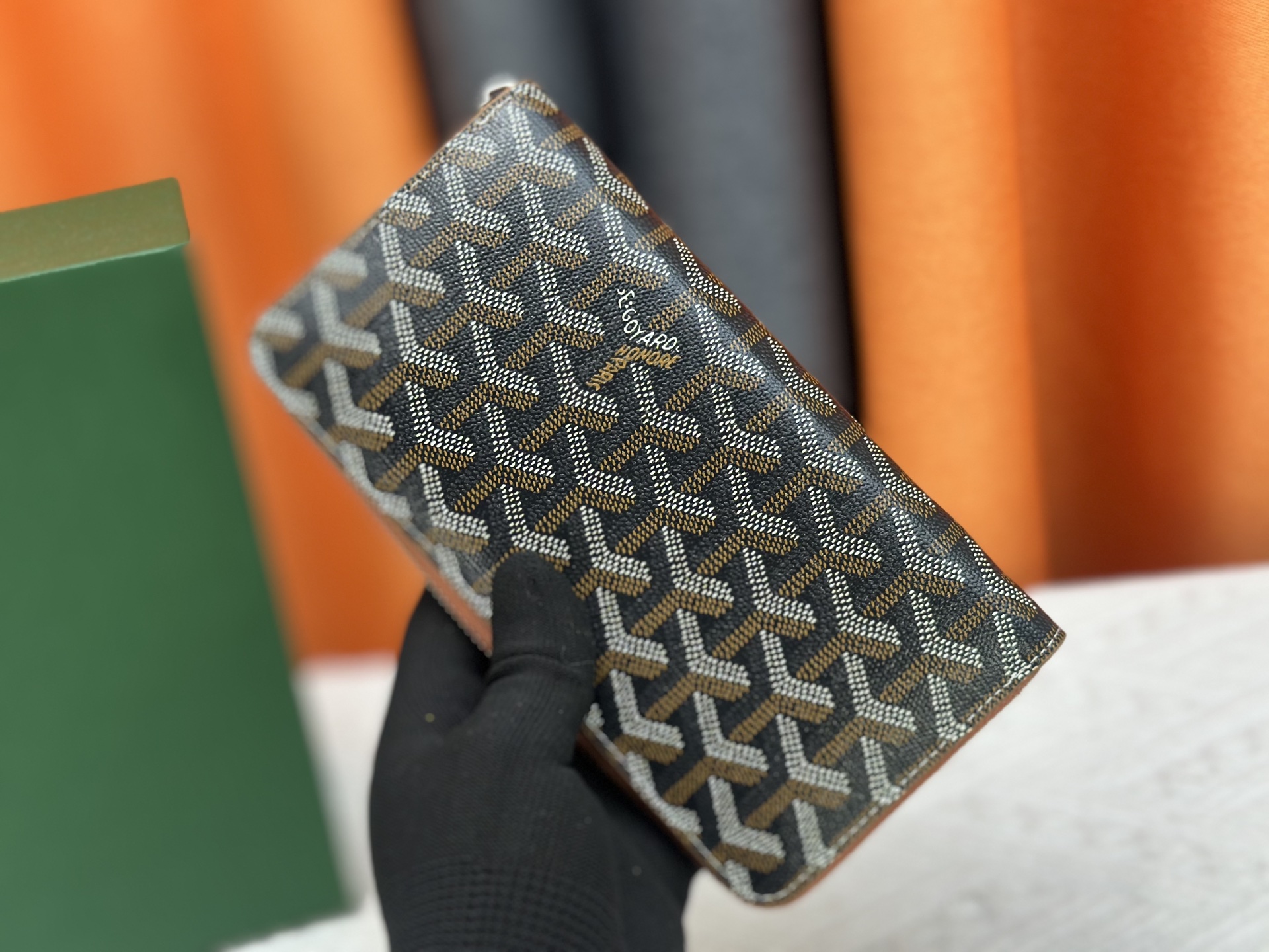 ルイ・ヴィトン「LV」ウォレット