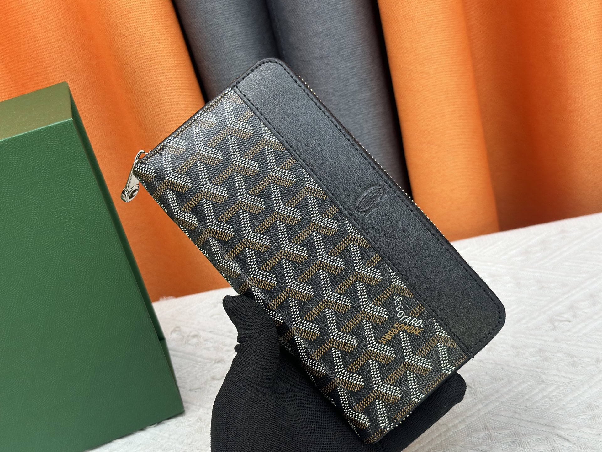 ルイ・ヴィトン「LV」ウォレット