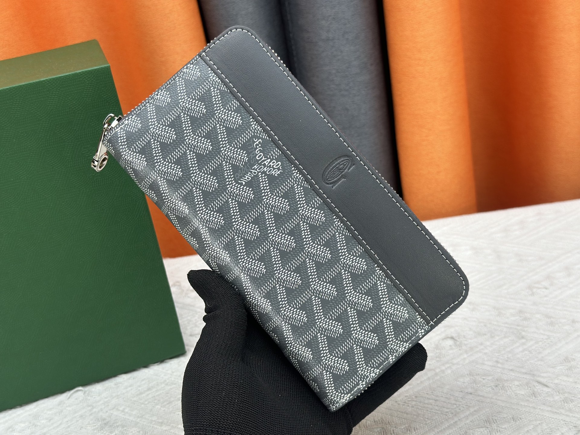 ルイ・ヴィトン「LV」ウォレット