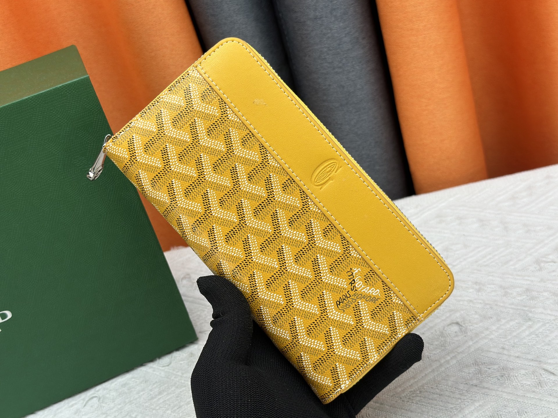 ルイ・ヴィトン「LV」ウォレット