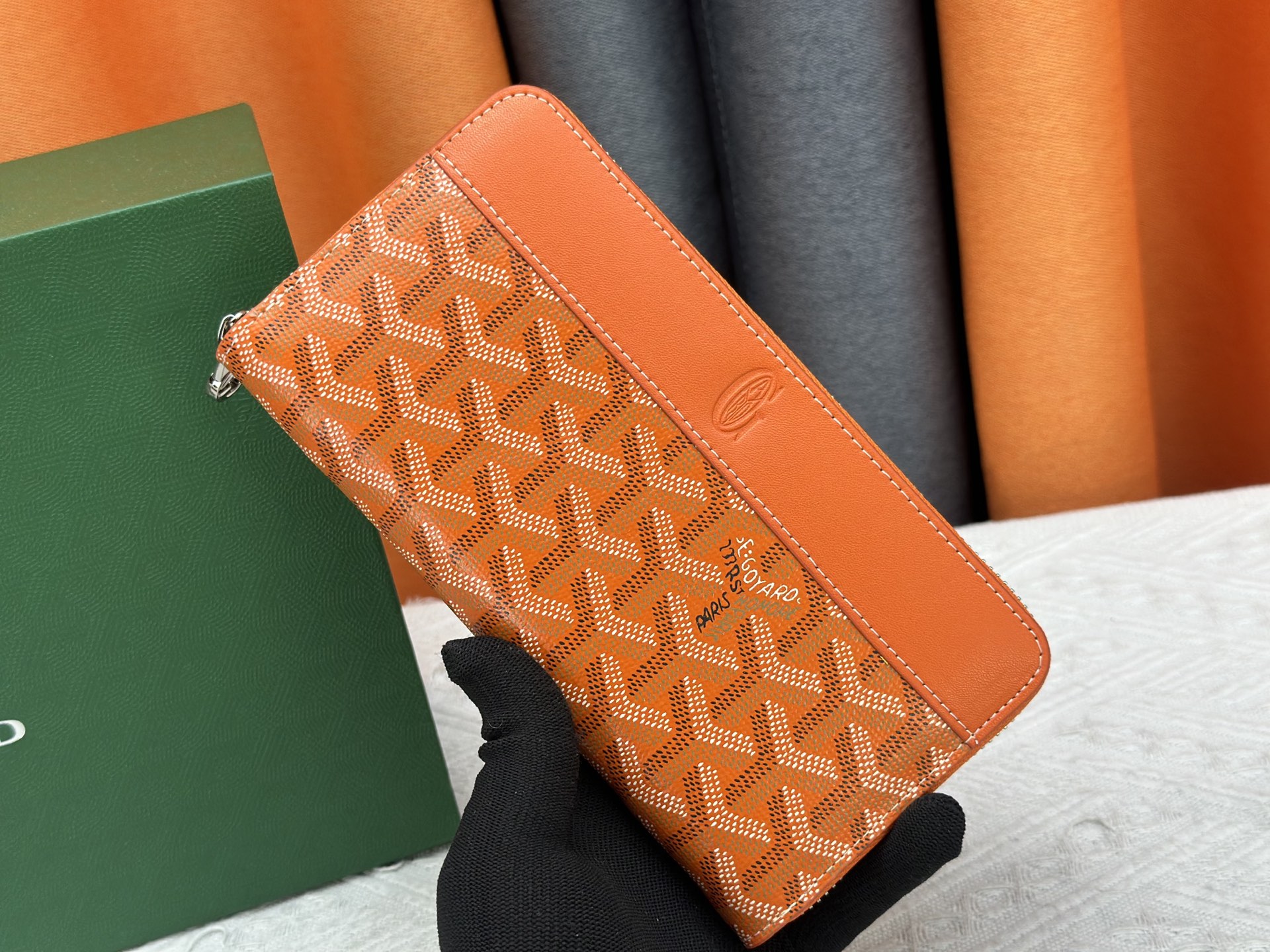 ルイ・ヴィトン「LV」ウォレット