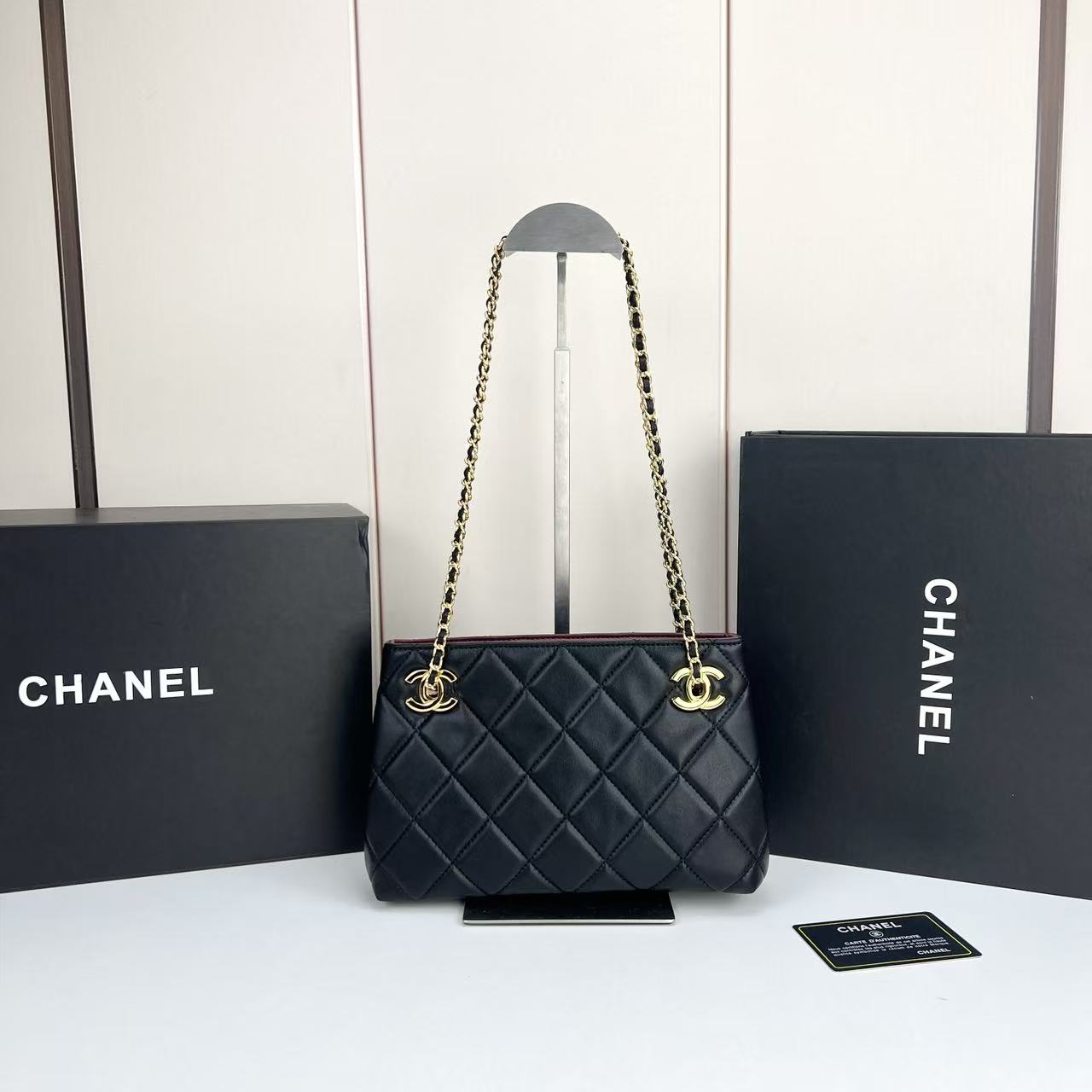シャネル「CHANEL」ショルダーバッグ