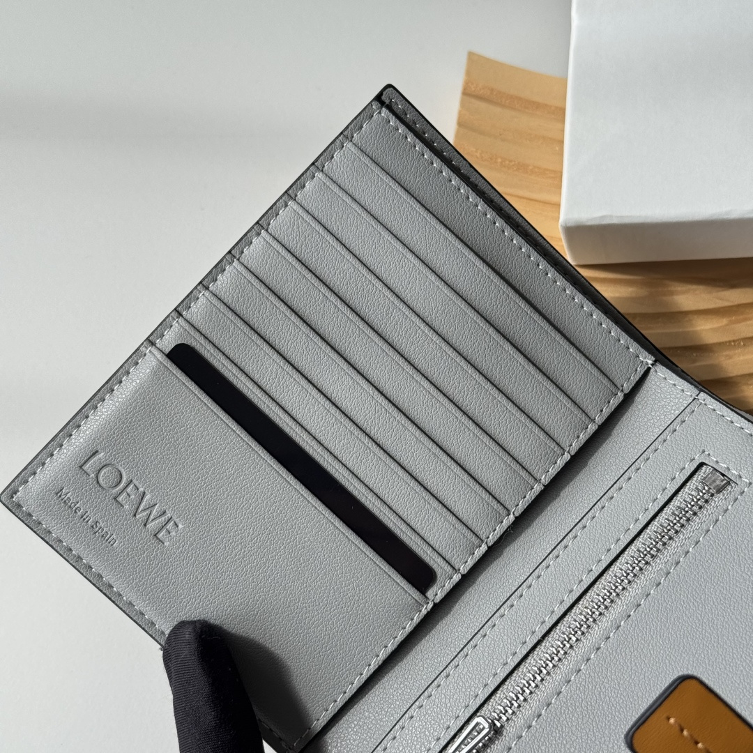 ロエベ「LOEWE」さいふ
