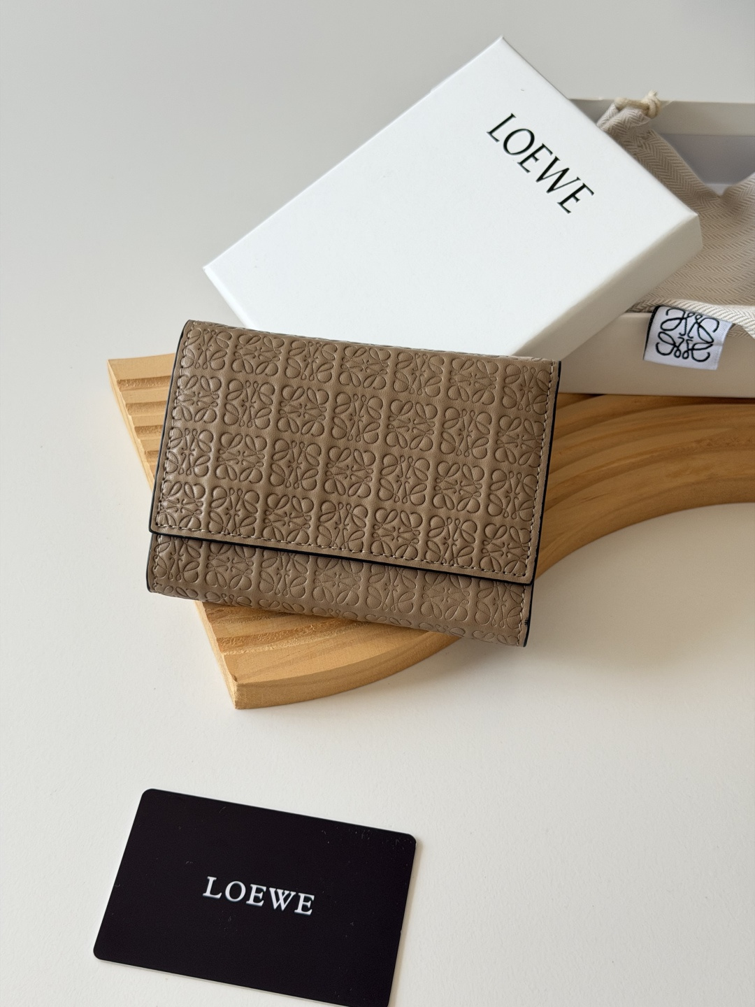ロエベ「LOEWE」さいふ