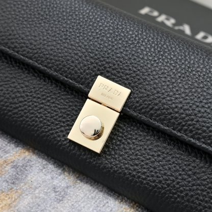 プラダ「Prada」さいふ	