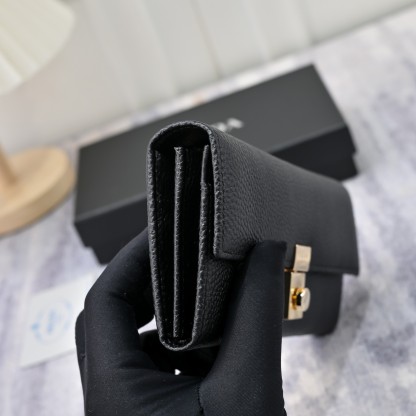 プラダ「Prada」さいふ	