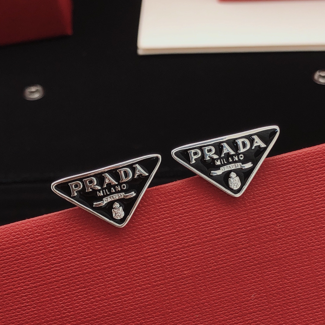 プラダ「Prada」ピアス