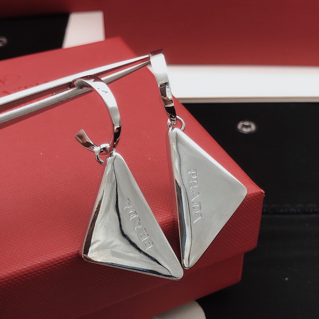 プラダ「Prada」ピアス