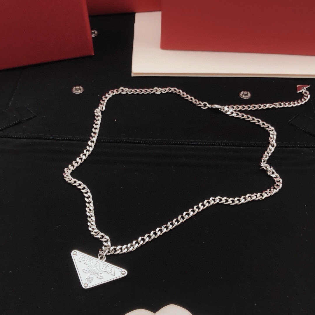  プラダ「Prada」アクセサリー