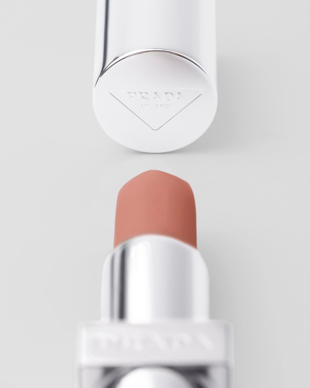 プラダ Optimizing Care lip balm - U011 - NOISETTE