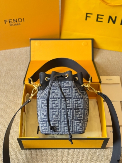フェンディ「Fendi」バッグ クロスボディバッグ