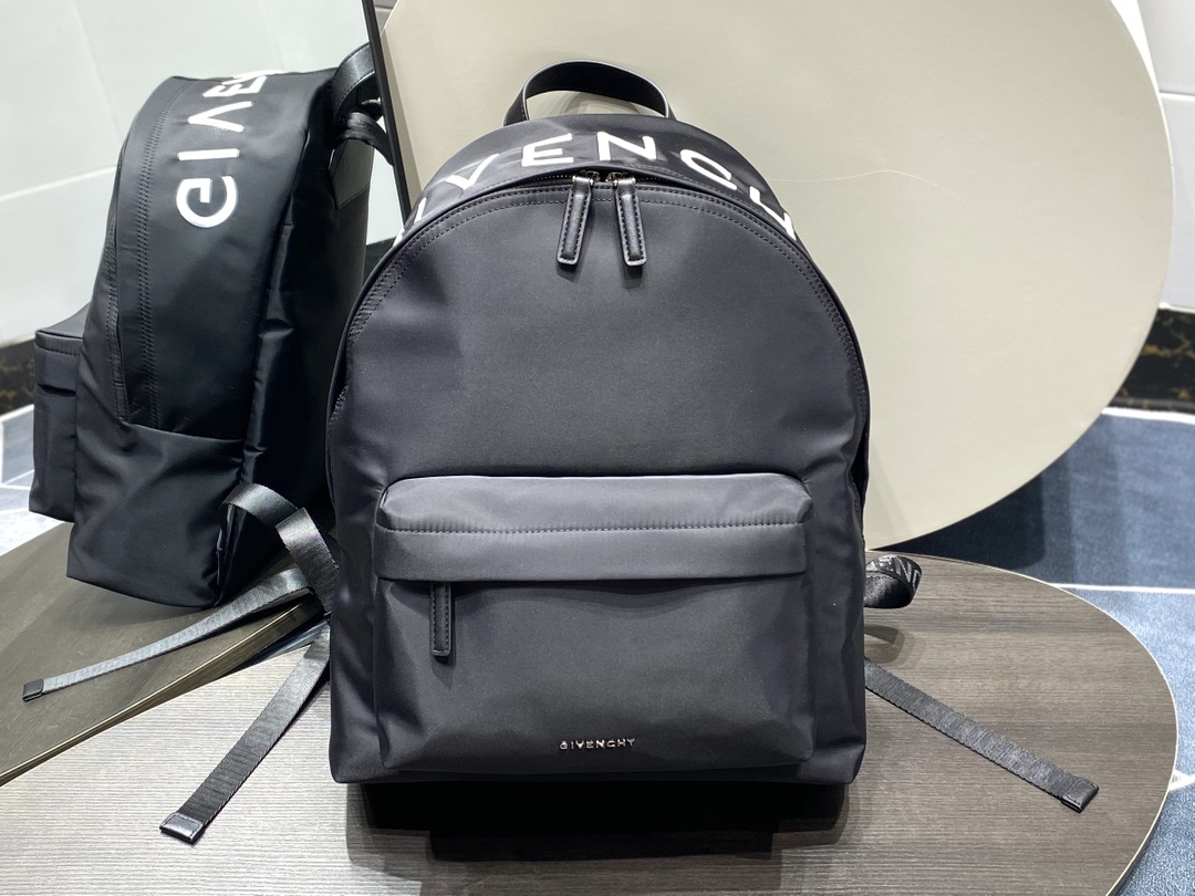 ジバンシィ「Givenchy」バッグ おしゃれなメンズリュックサック