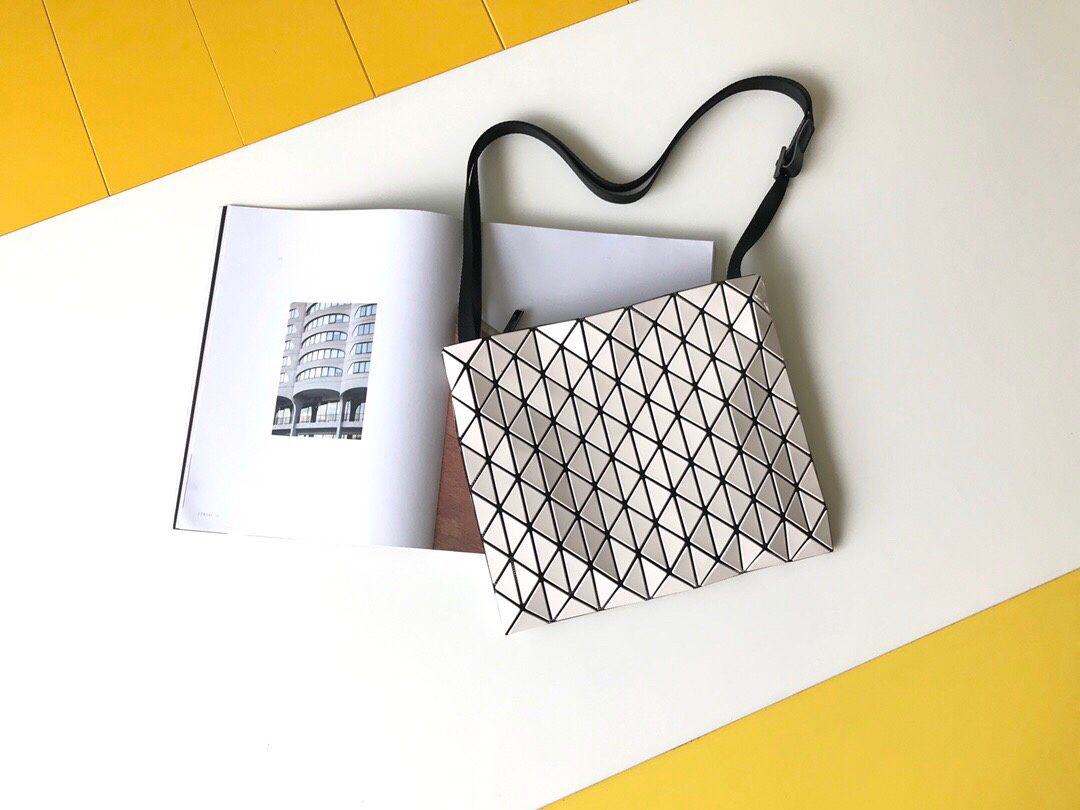 イッセイミヤケ「Issey Miyake」バッグ レディース おしゃれ ショルダーバッグ