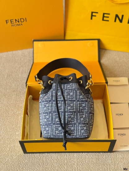 フェンディ「Fendi」バッグ クロスボディバッグ