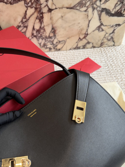 フェラガモ「Ferragamo」バッグ レディース おしゃれ ショルダーバッグ