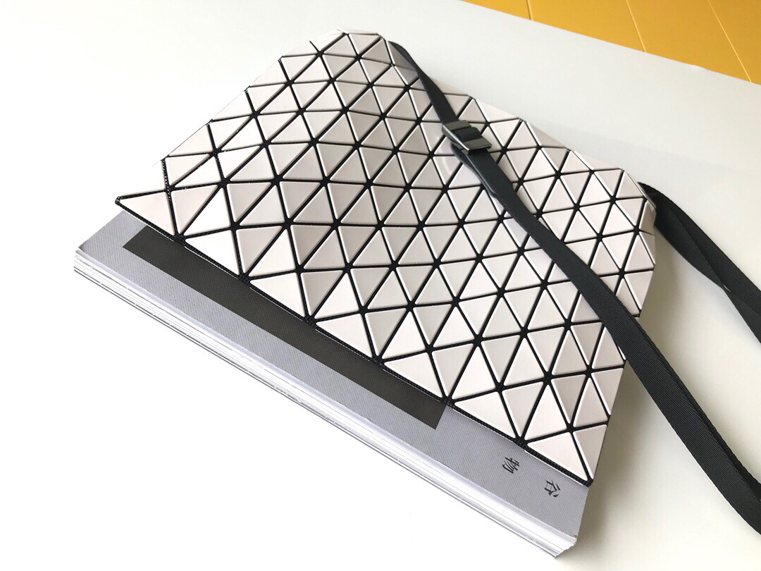 イッセイミヤケ「Issey Miyake」バッグ レディース おしゃれ ショルダーバッグ